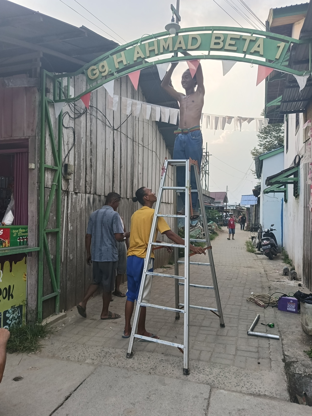 Gotong royong pemasangan tiang lampu
