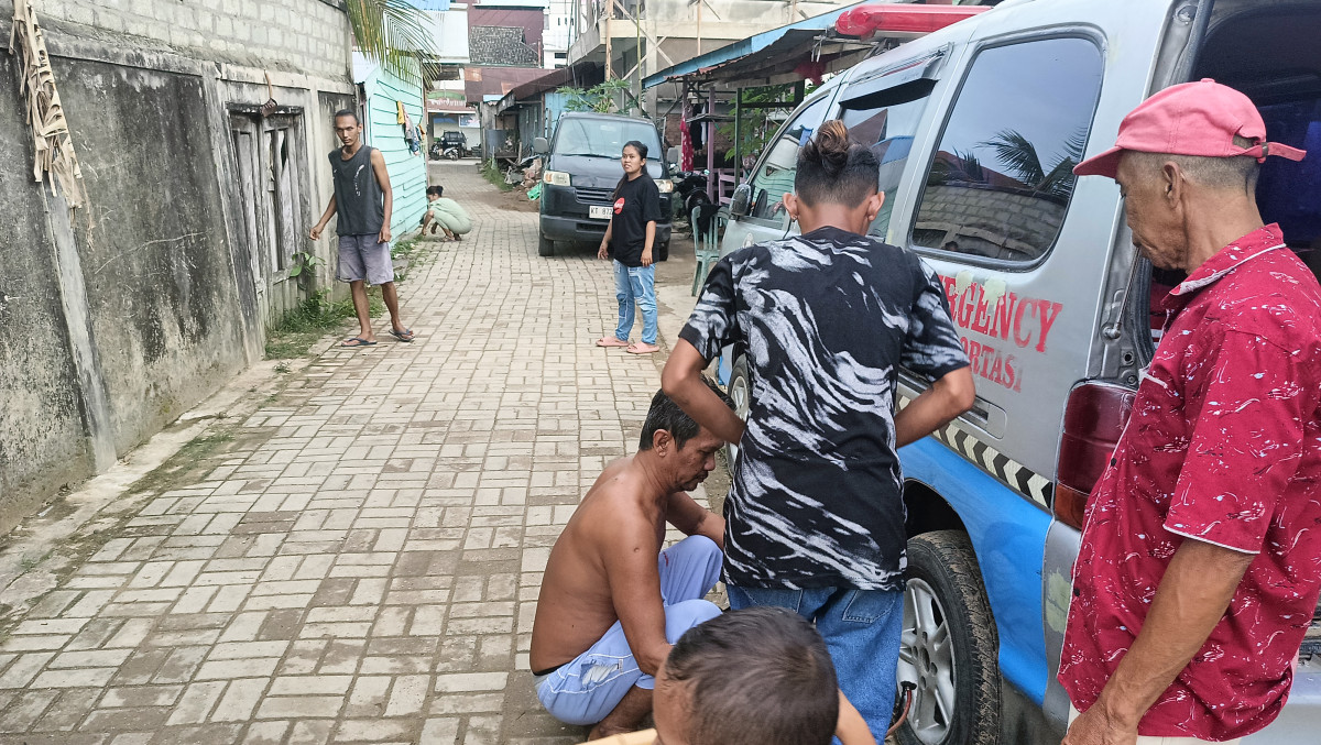 Bersih bersih jalan dan perawatan ambulan
