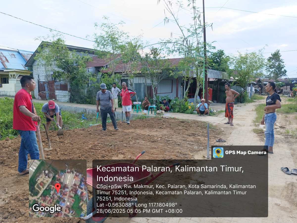Gotong royong meratakan tanah