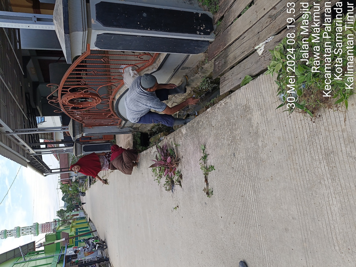 Bersihkan parit.