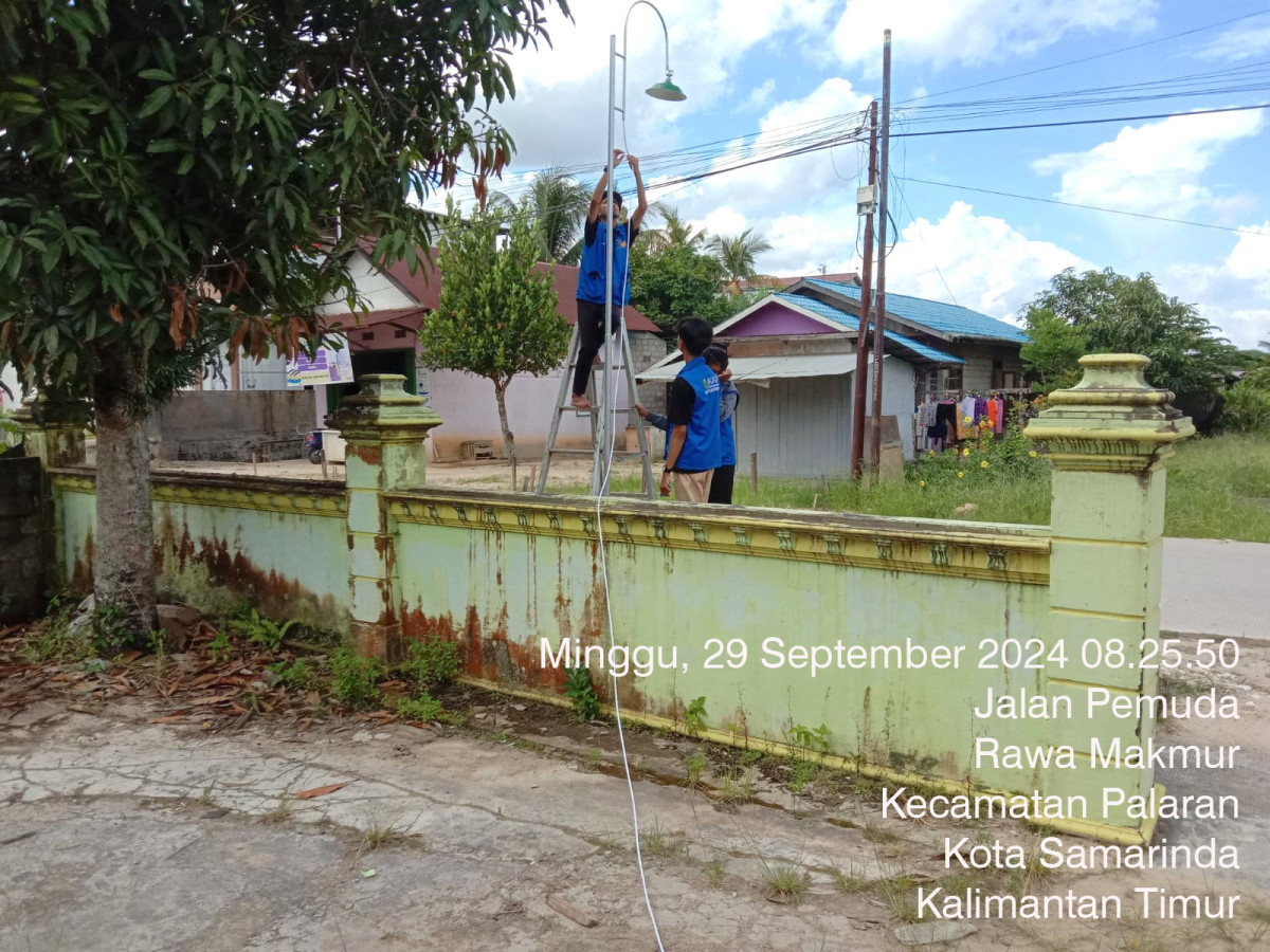 Gotong Royong pemasangan Lampu Jalan