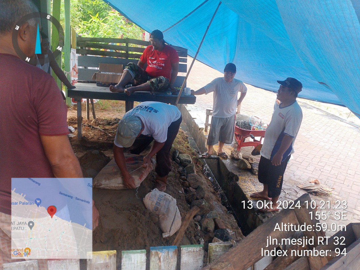Pengecoran lantai pos kamling