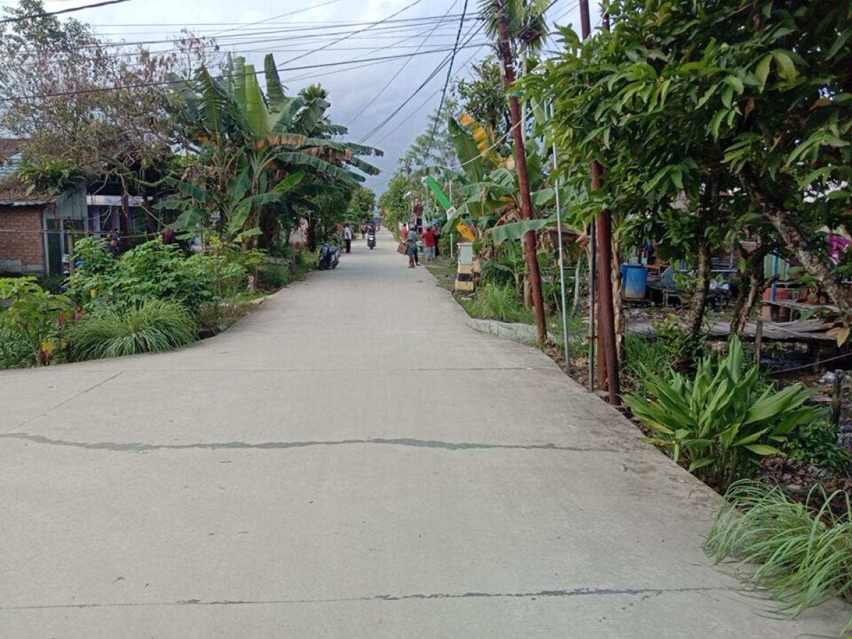Gotong royong pasang tiang lampu jalan.