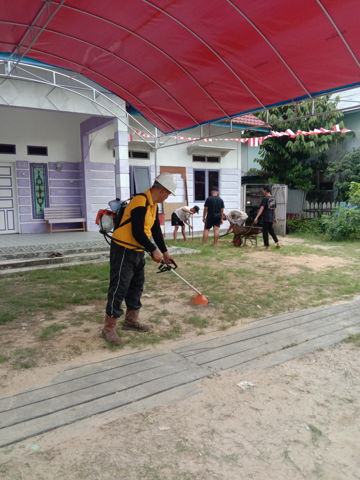 Gotong royong bersih kan rumput