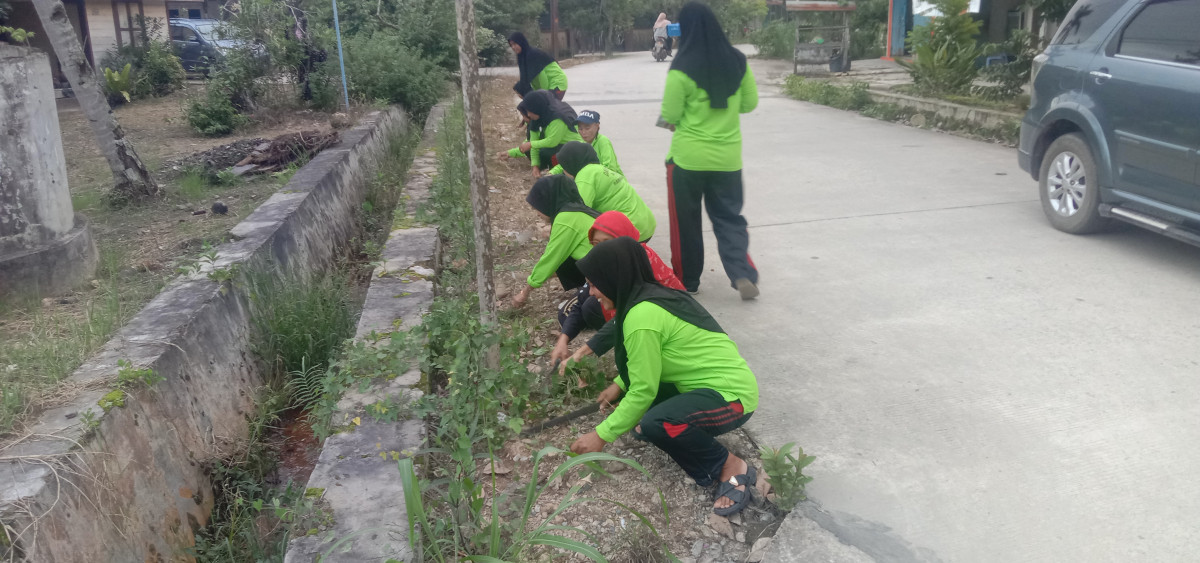 Bersihkan Rumput