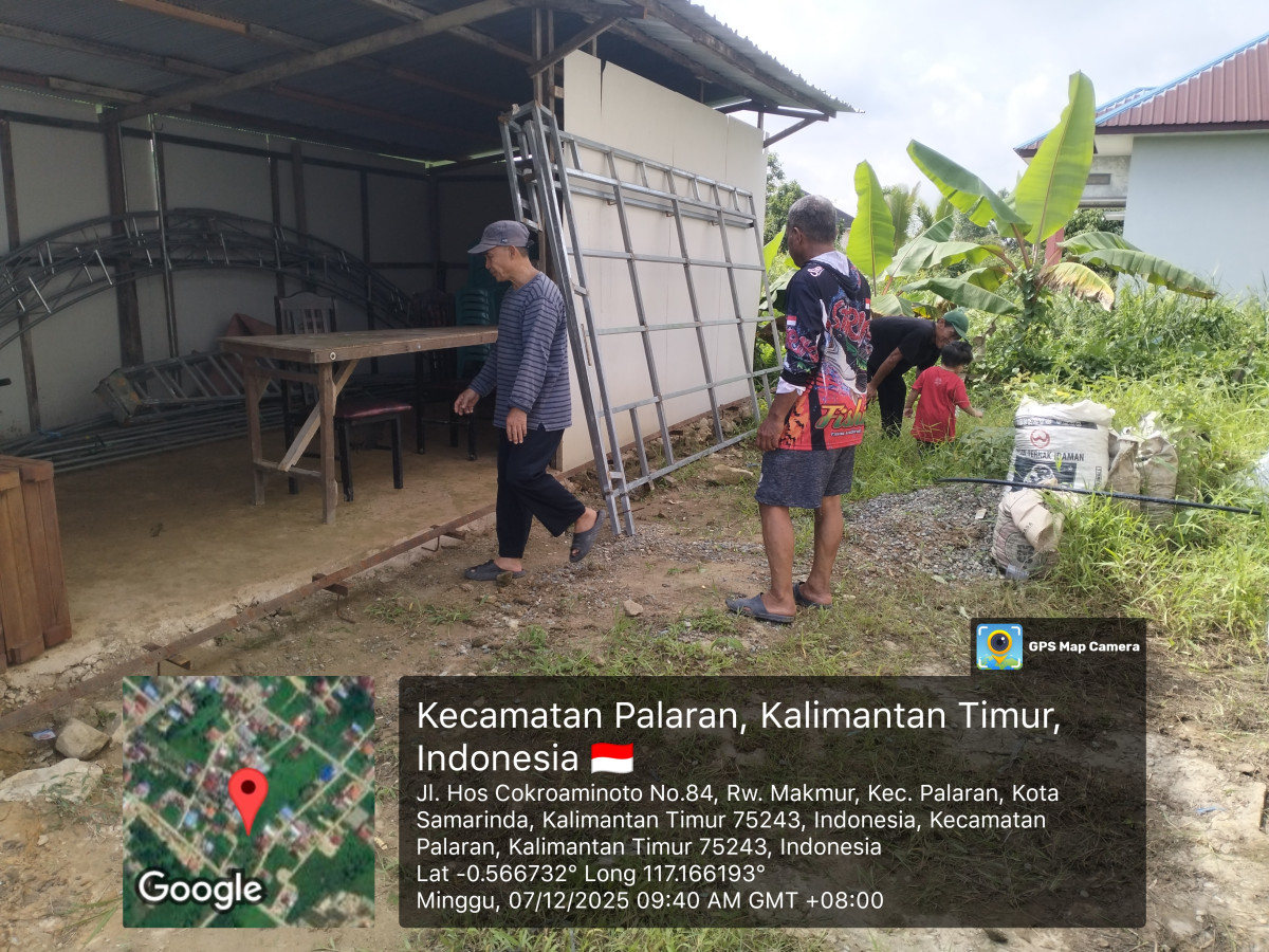 Pemasangan pintu gudang lingkungan
