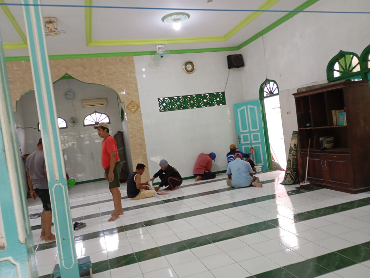 Membersihkan mushola