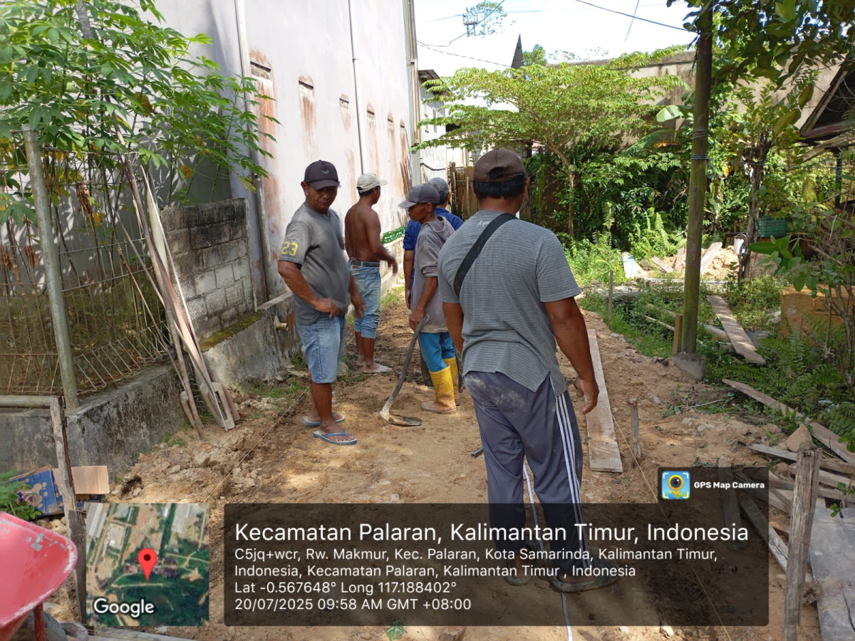 Meratakan tanah urug