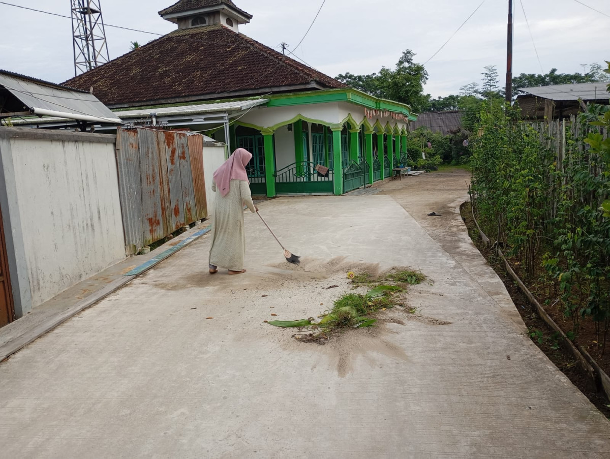 Ngepel lantai mushola