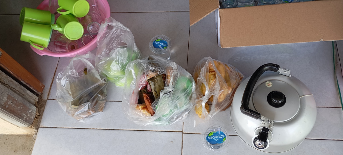 Masang keramik di mushola
