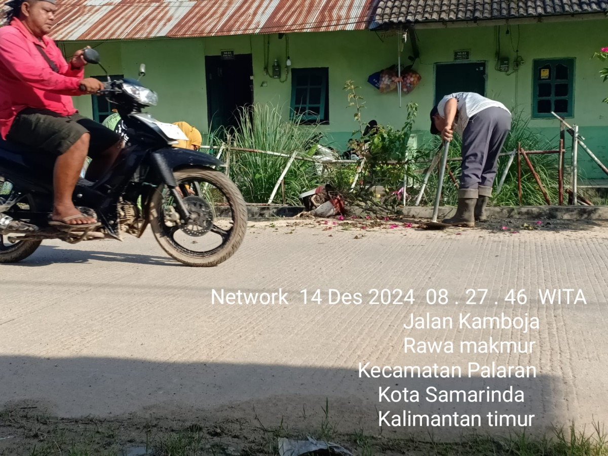 Membersihkan rumput dan parit