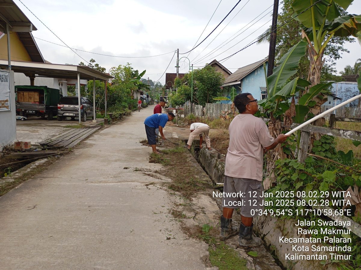 Membersihkan rumput dan parit