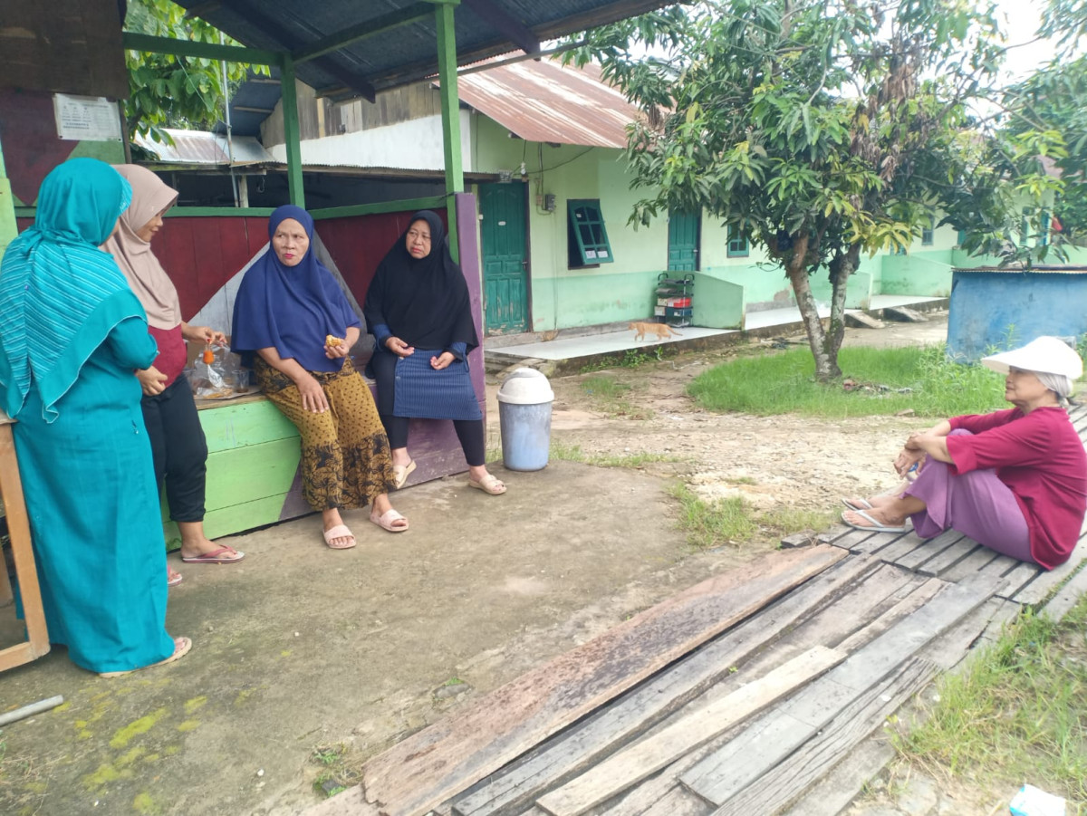 Membersihkan pinggir jalan