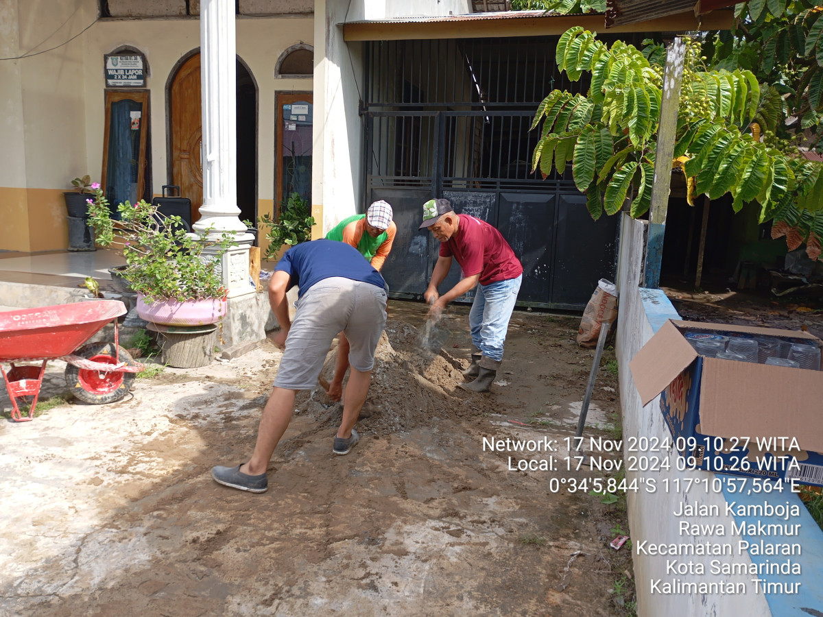 Membersihkan rumput