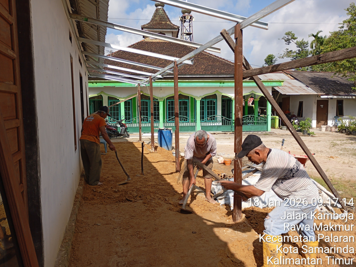 Meratakan tanah teras