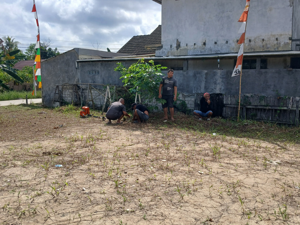 Membersihkan lahan kosong untuk acara lomba dalam rangka HUT RI 79