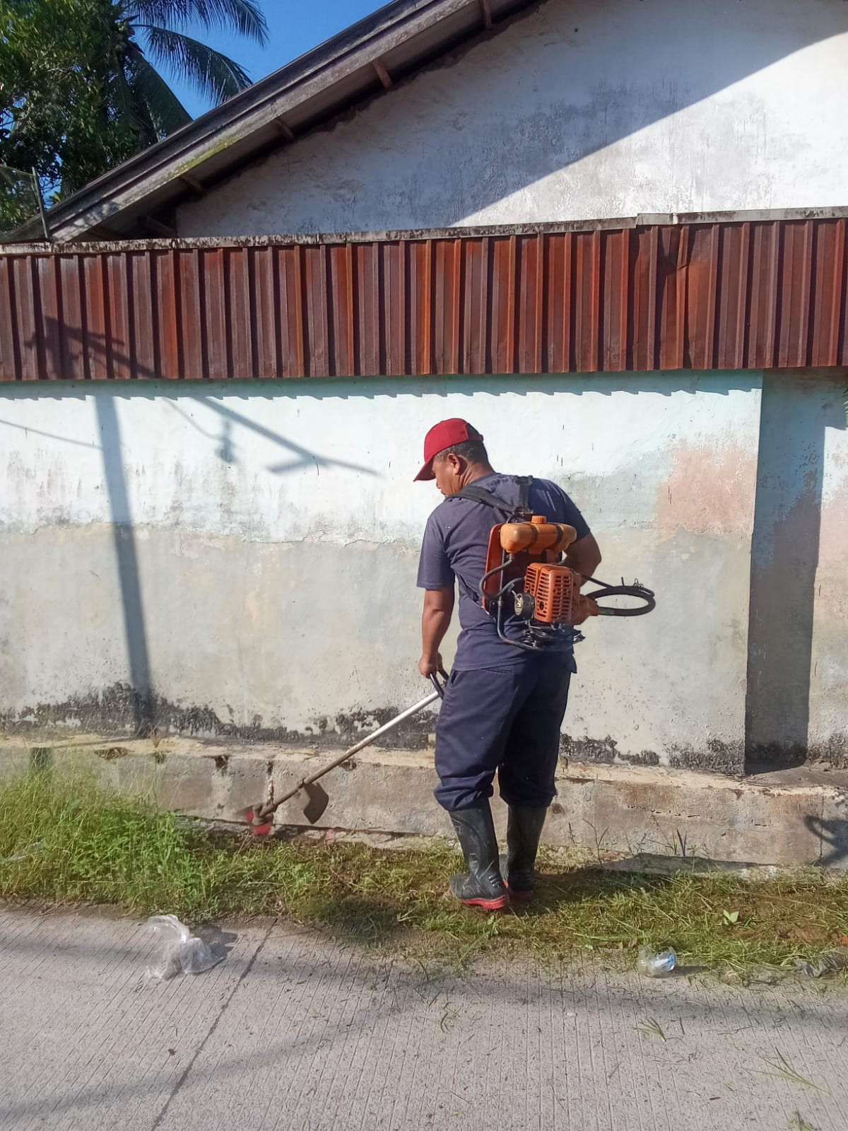 Membersihkan lingkungan