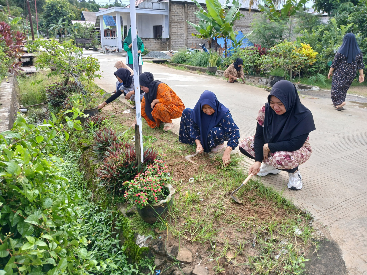 Gotong royong membersihkan lingkungan