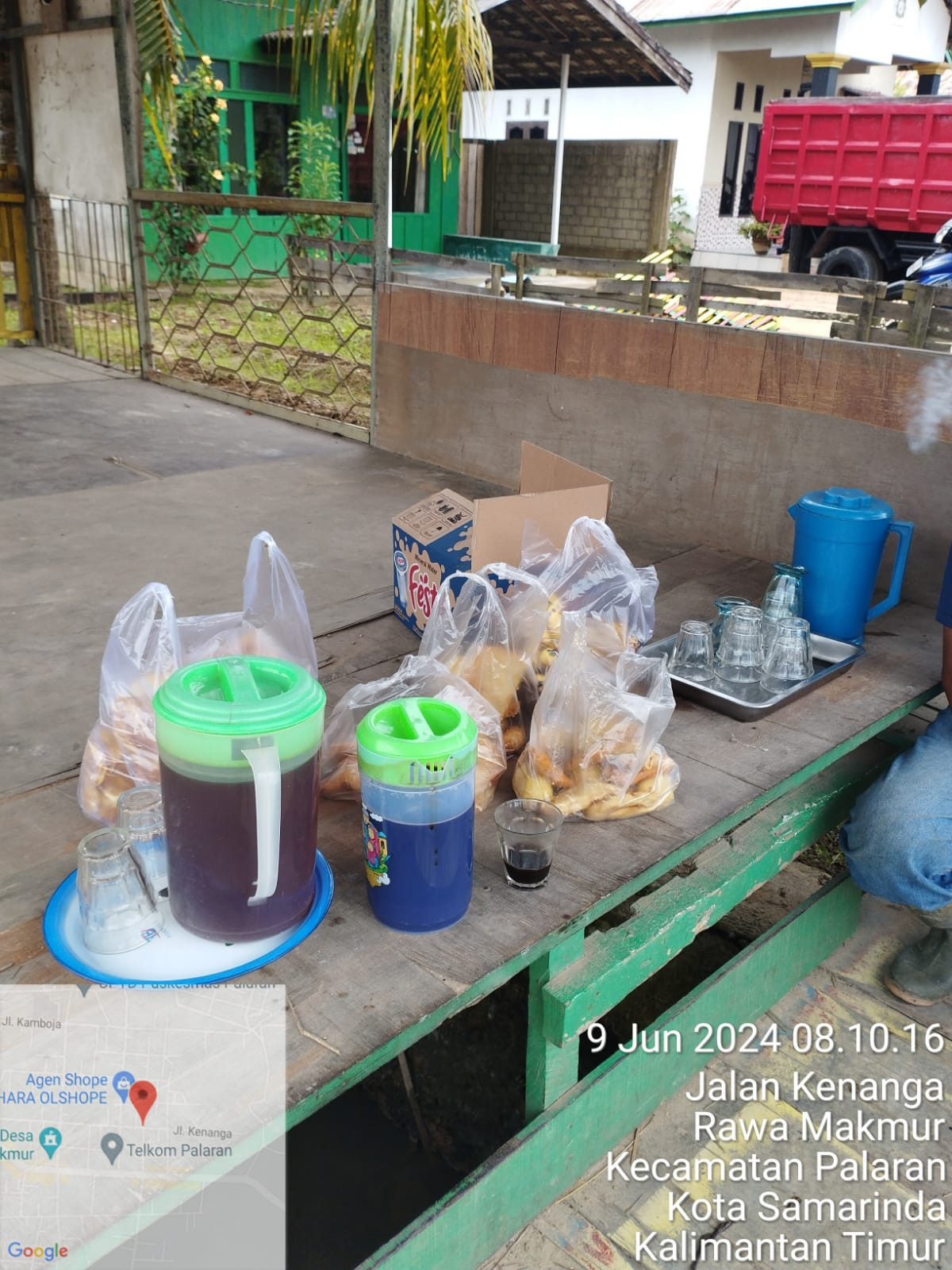 Giat gotong royong pembersihan rumput dan parit