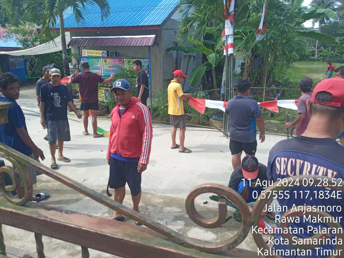 Merapikan taman dan libgkubgqn jl anjasmoro 1 dan parikesit 2