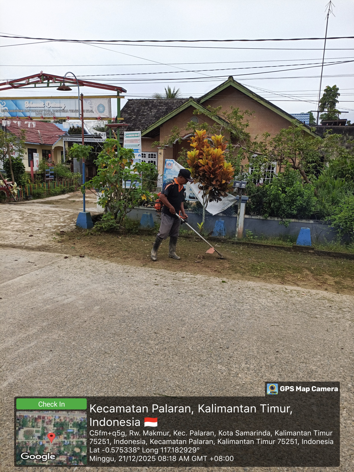 Gotong royong Normalisasi  drainase &amp; Perawatan taman