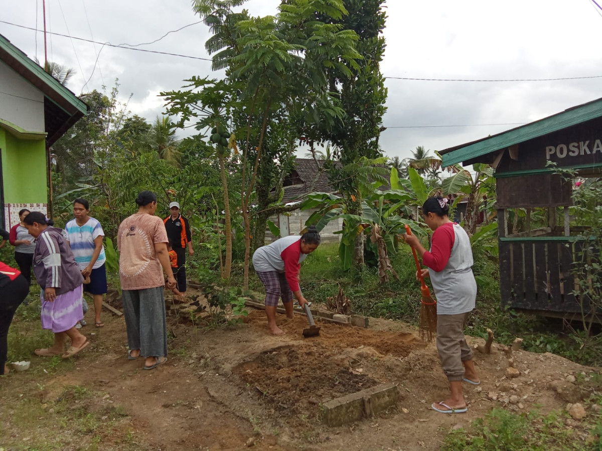 Gotong royong di jln parikesit-2