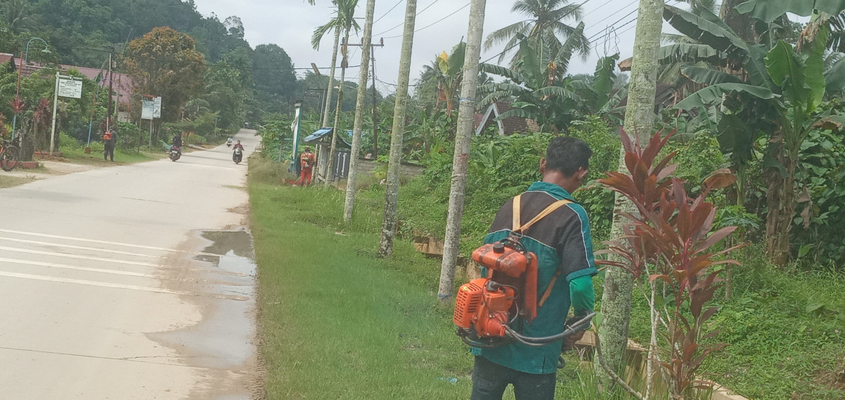Gotong royong di jln parikesit 2