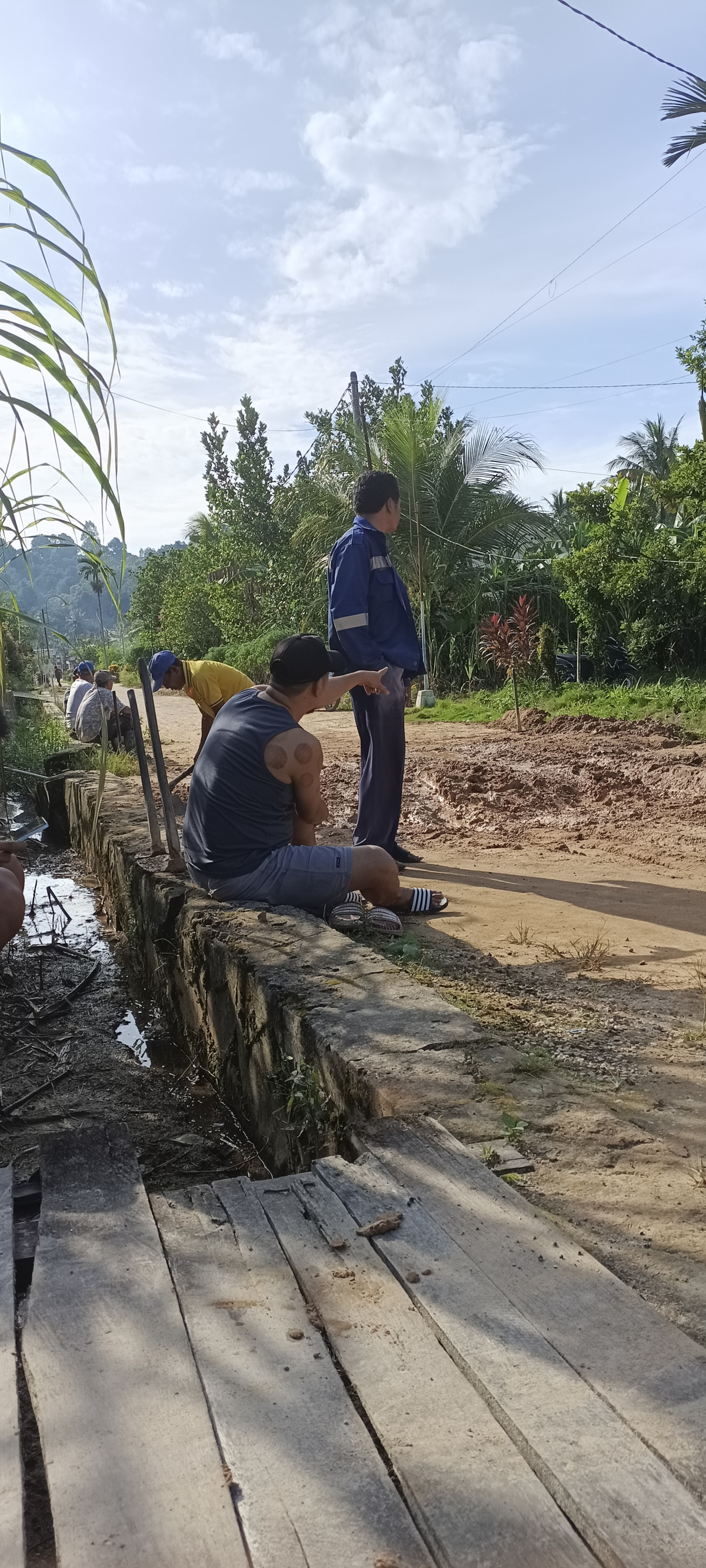 -Pengurukan jalan berlubang & Normalisasi drinase