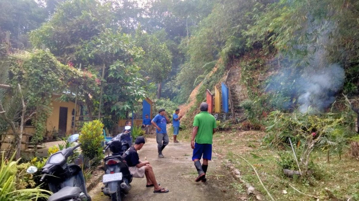 Kerja bakti lingkungan RT