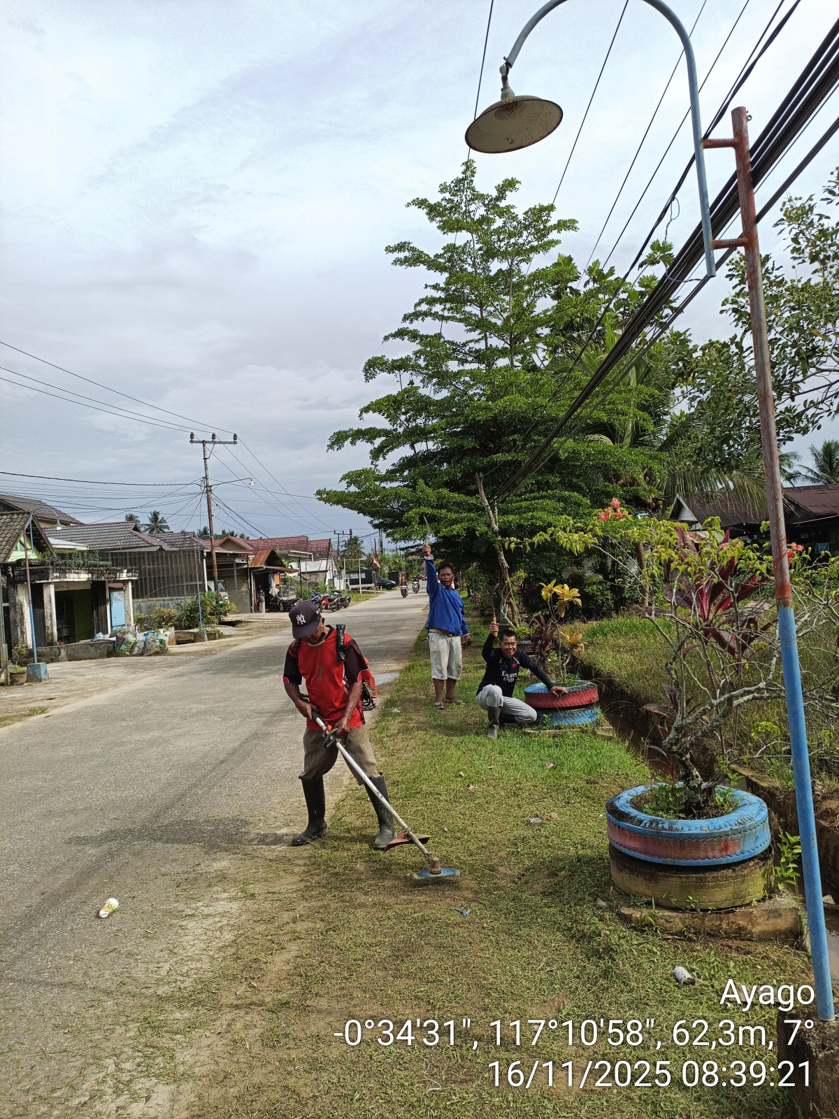 Pemotongan Rumput dan dan Pembersihan parit