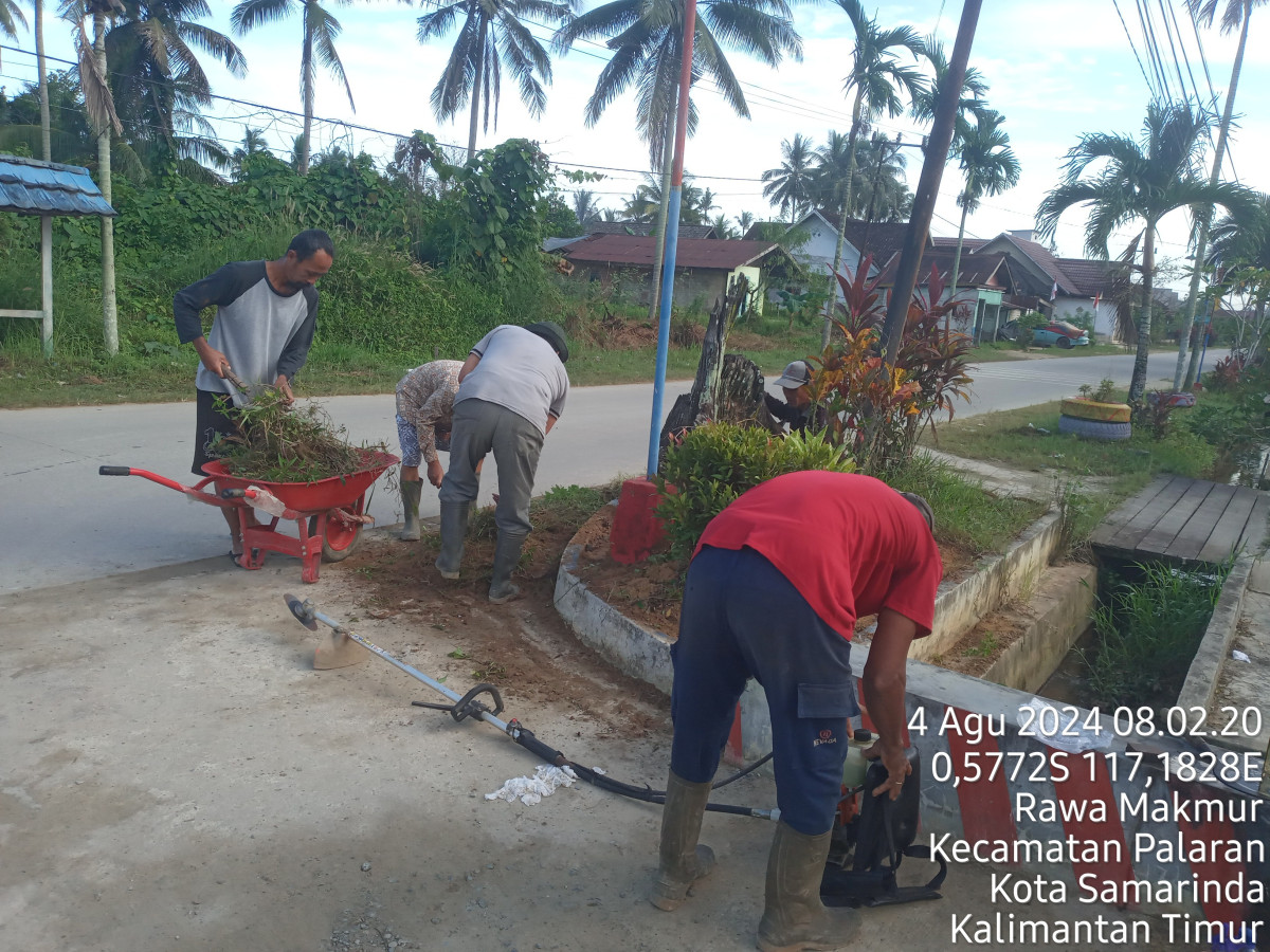 Gotong royong di jln parikesit 2