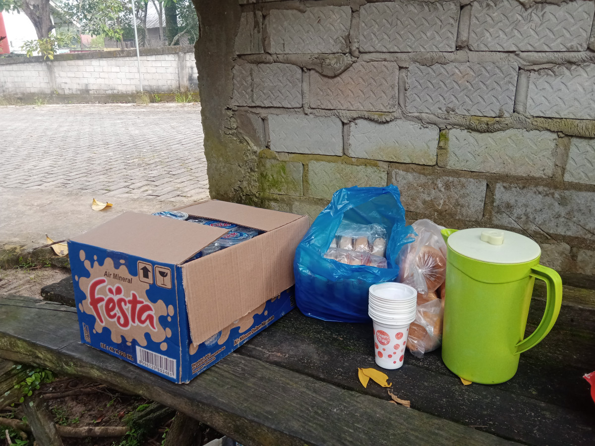 Pengecoran sisi jalan yg berlobang dan pemotongan rumput
