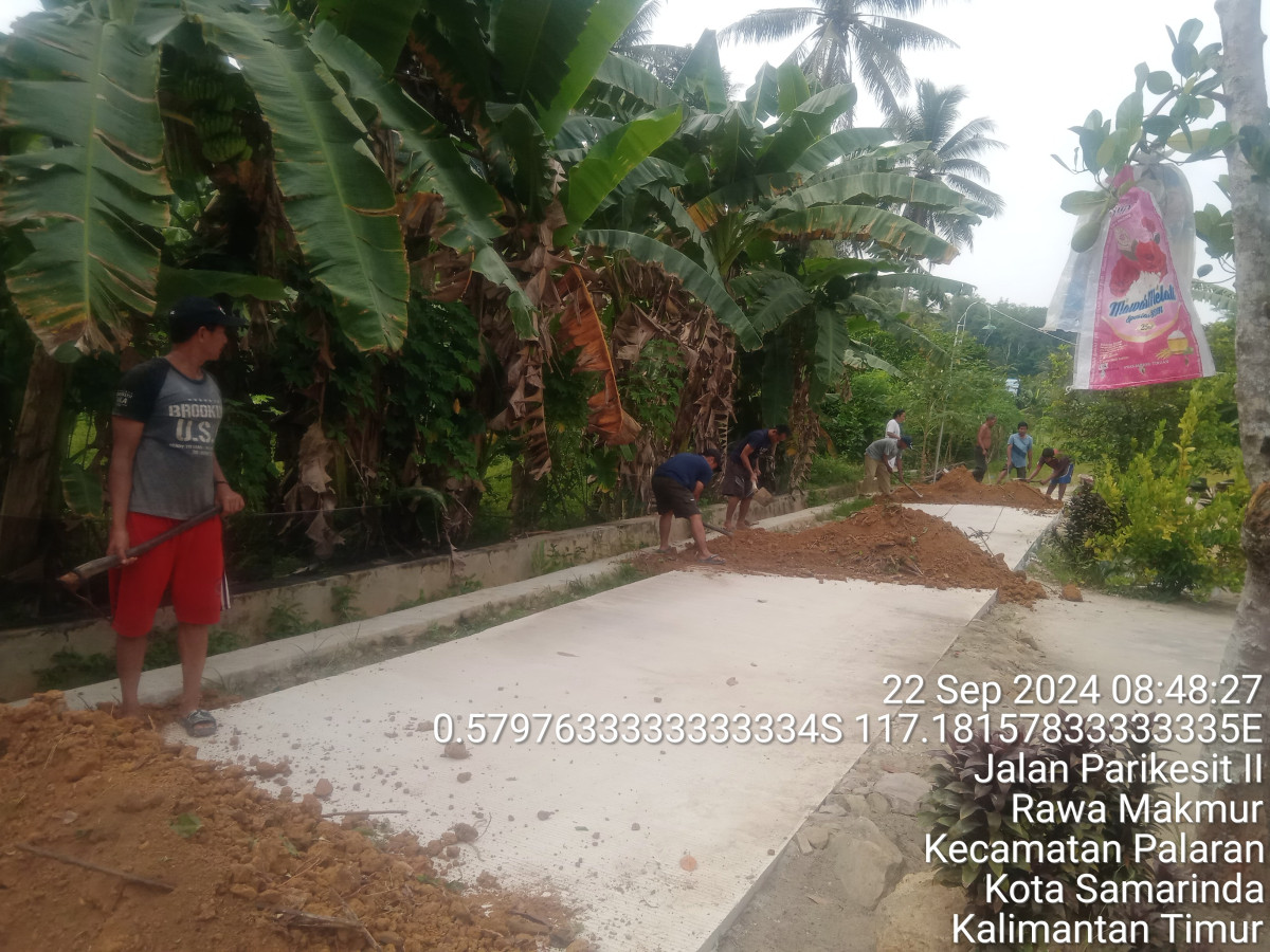 Gotong royong pengurukan tanah