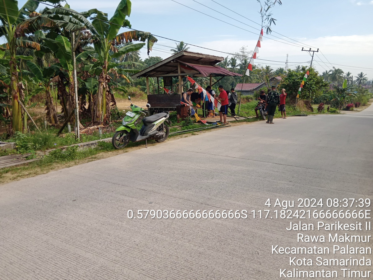 Potong rumput dan cari bambu dan pemasangan umbul umbul
