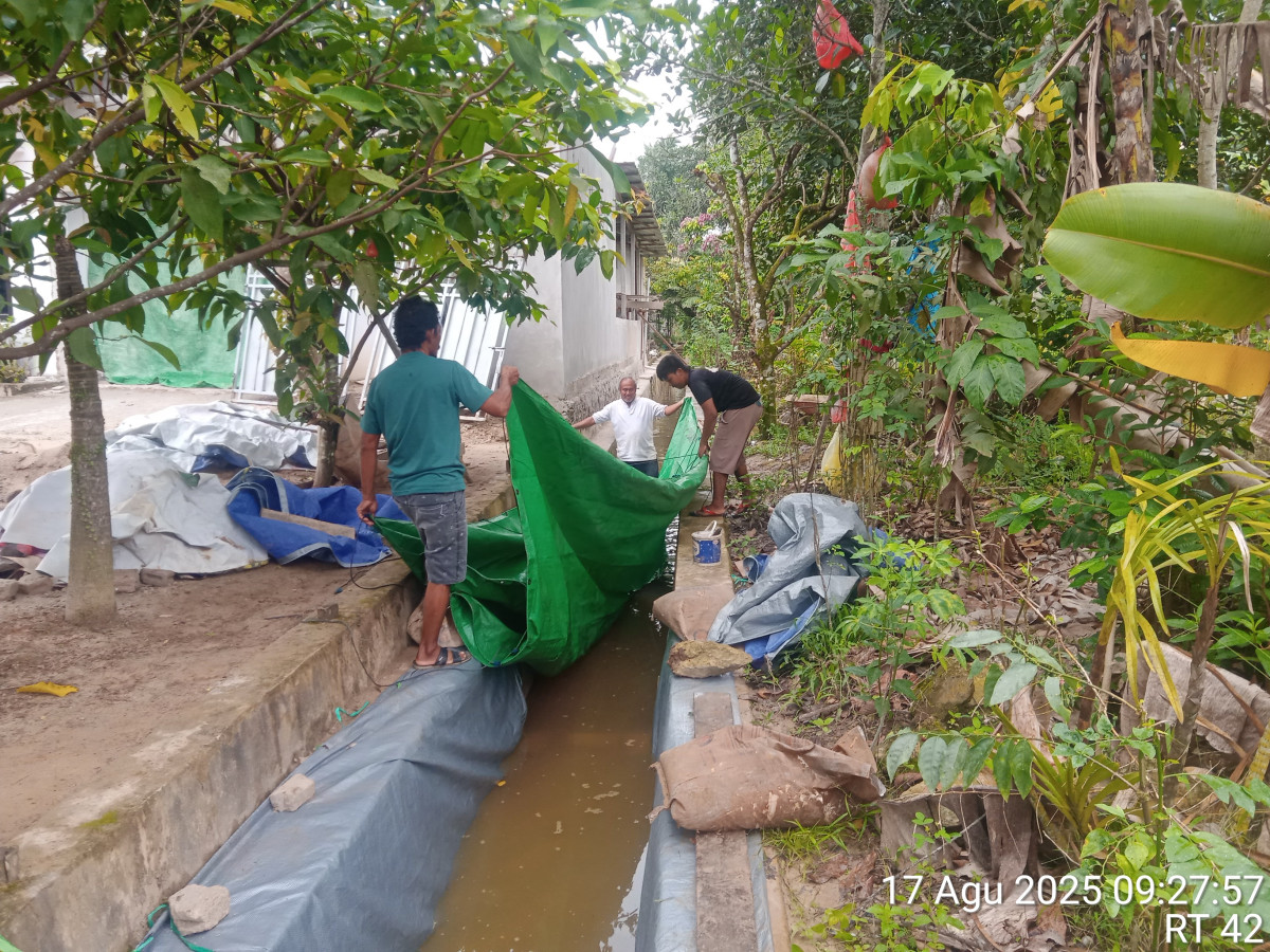 Pemasangan tenda dan persiapan untuk kegiatan lomba