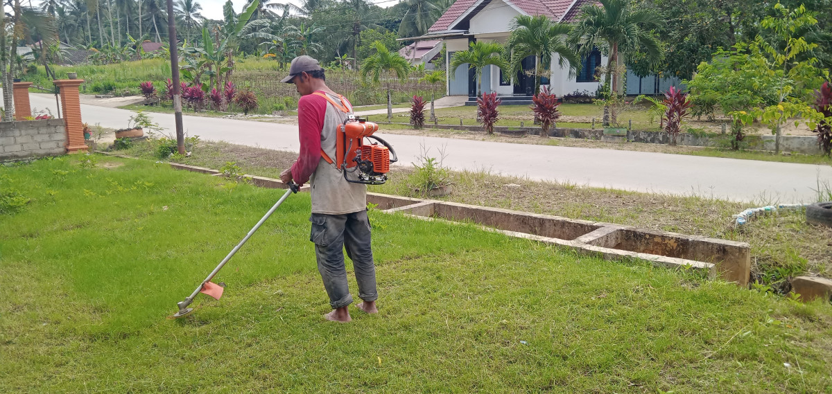 Pemotongan rumput dan penyemprotan rumput