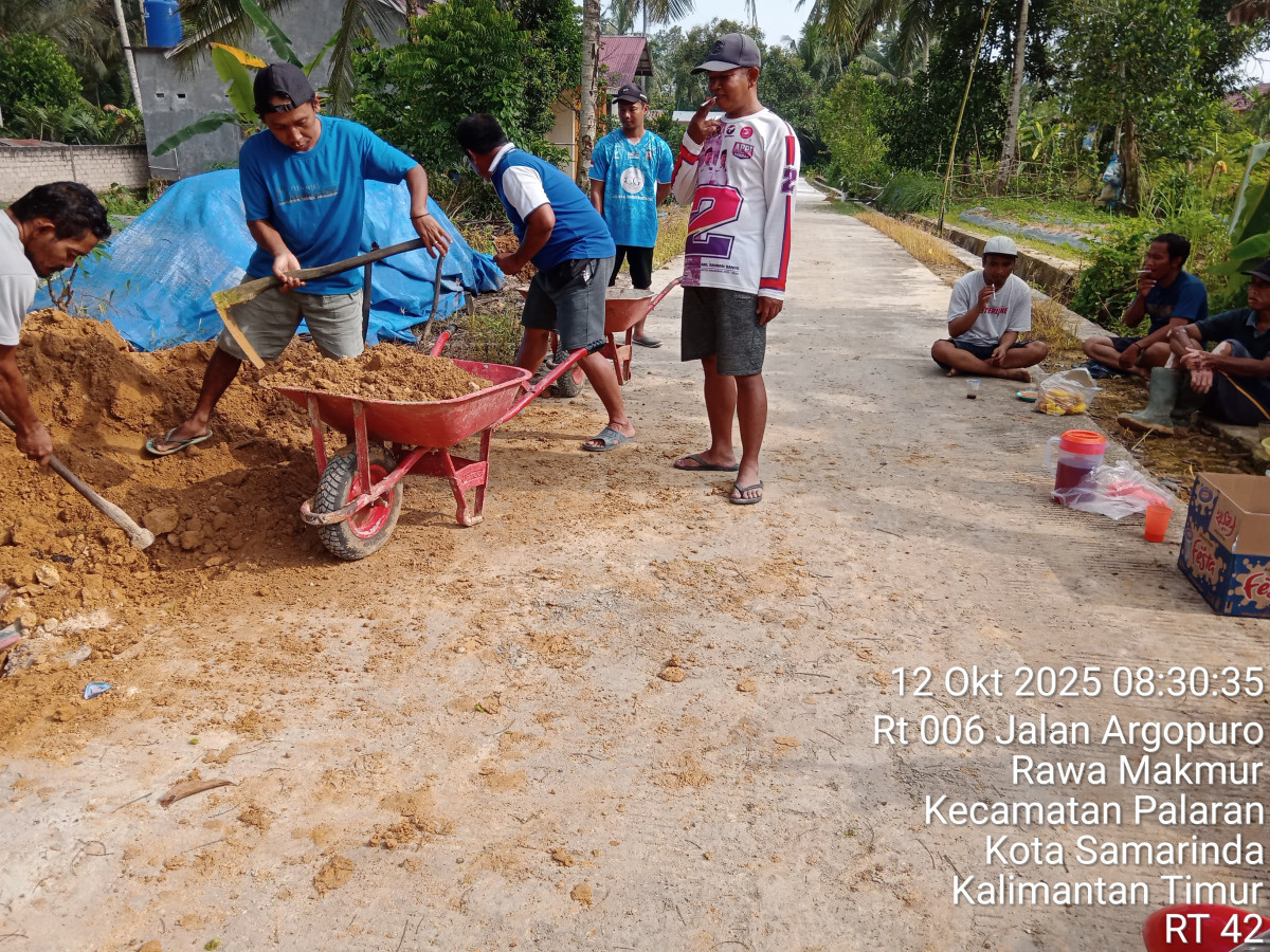 Pengurukan tanah di sela2 sisa pengecoran
