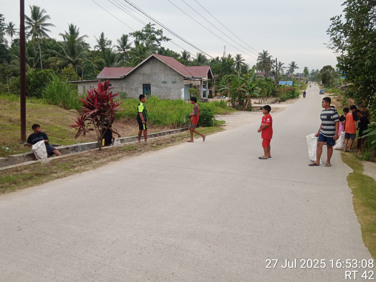 Perbaikan jalan warga dan pemungutan sampah