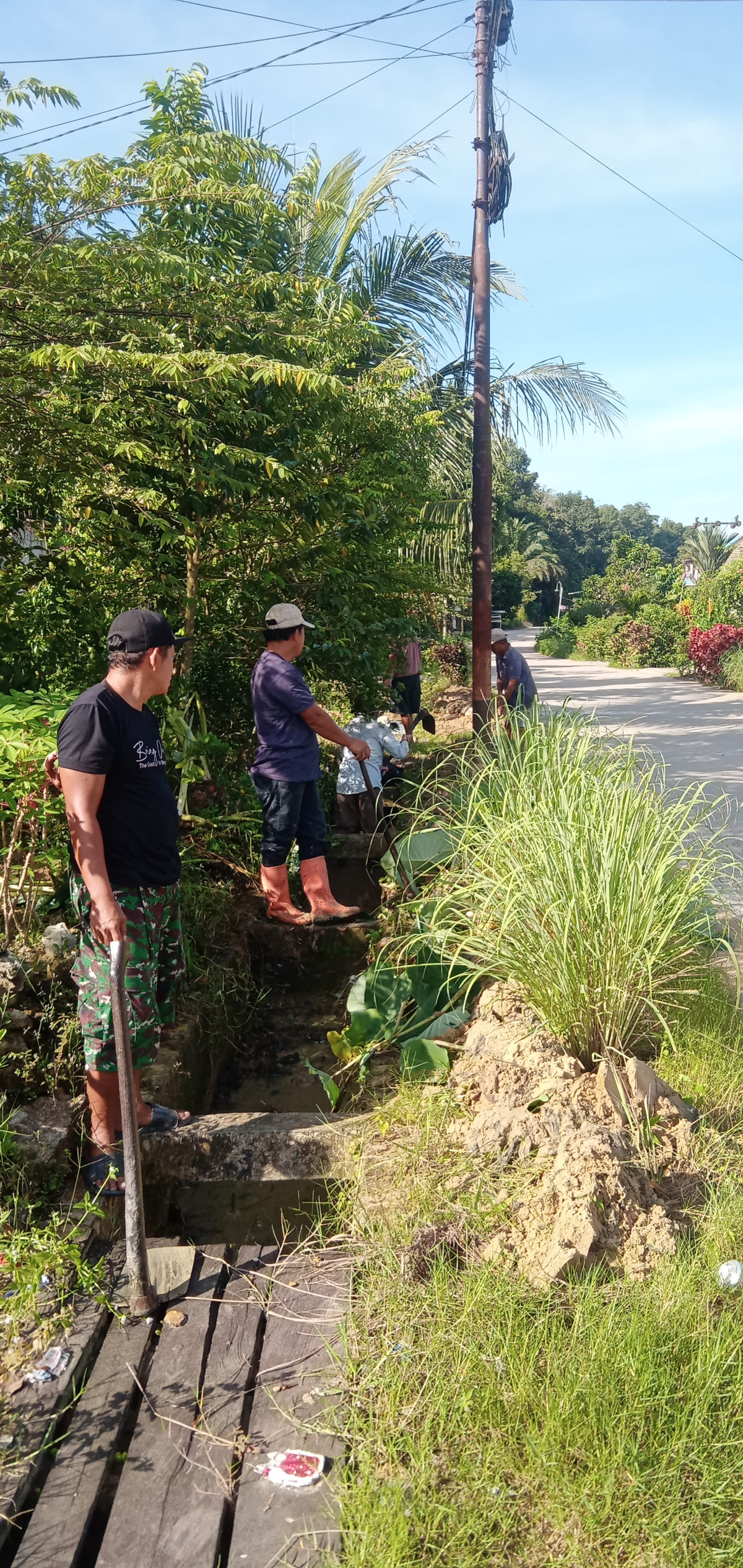 Pembersihan drainase dan pembersihan sampah