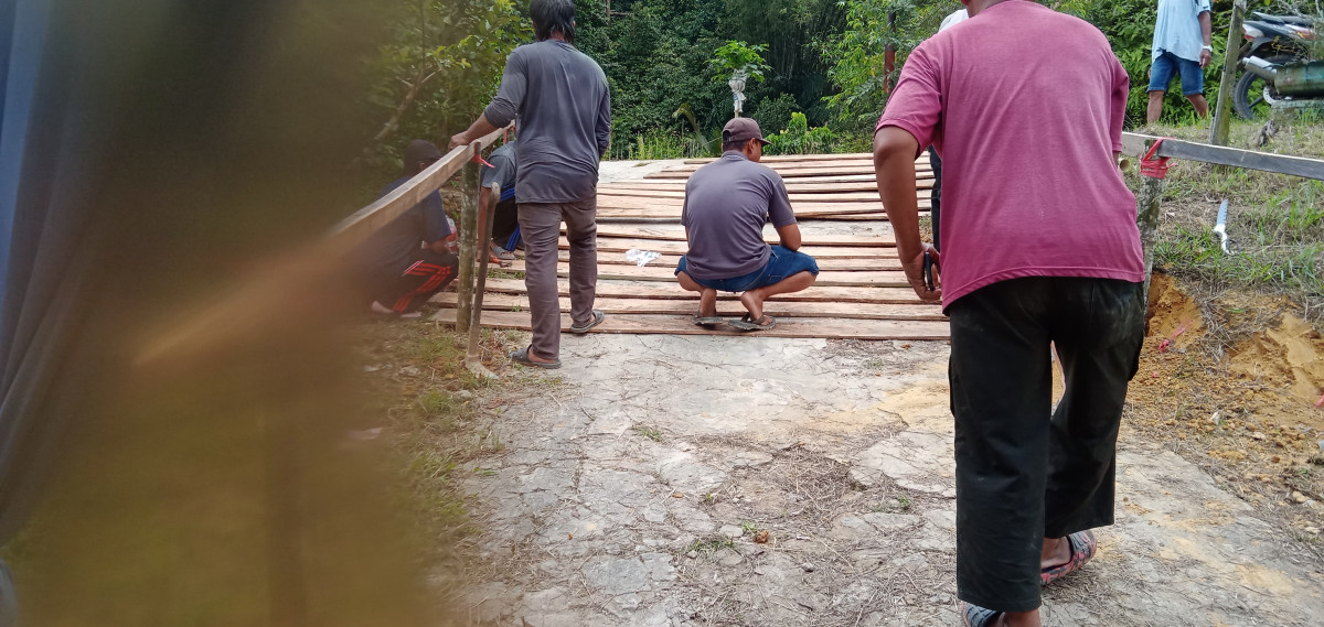 Gotong royong perbaikan jalan menuju rumah warga