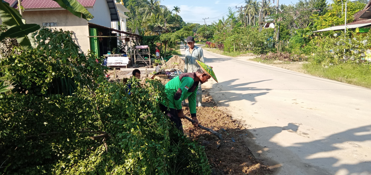 Bersihkan tempat ibadah dan pembersihan sampah dan pemotongan rumput