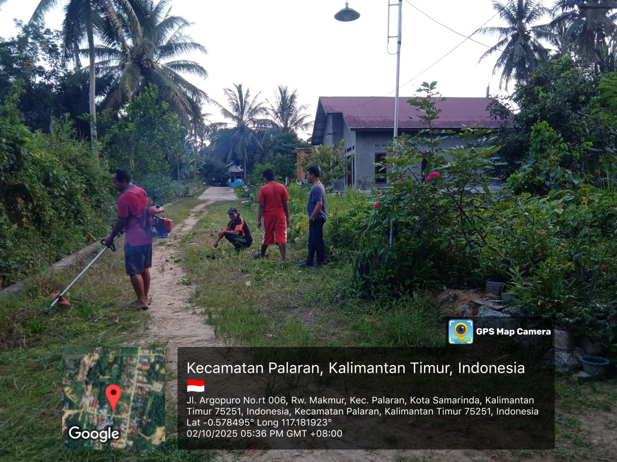 Pemotongan rumput dan perataan jalan yg rencana mau di cor