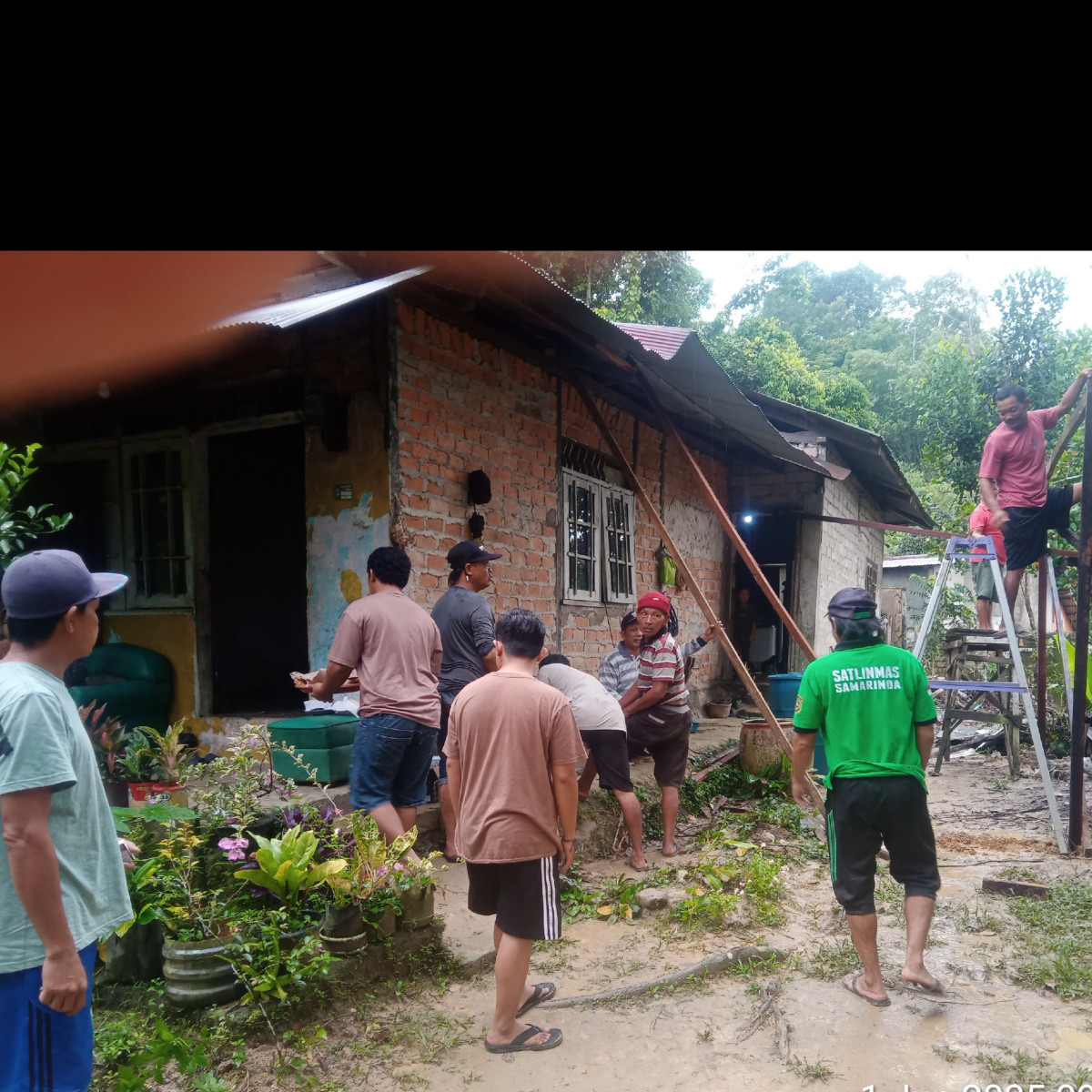 Perbaikan rumah warga akibat kena tanah longsor