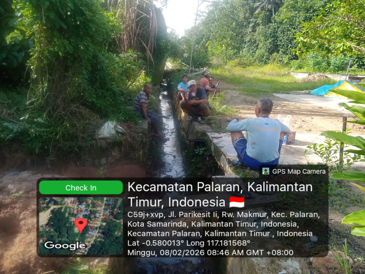 Pembersihan parit yg penuh pasir dan rumput