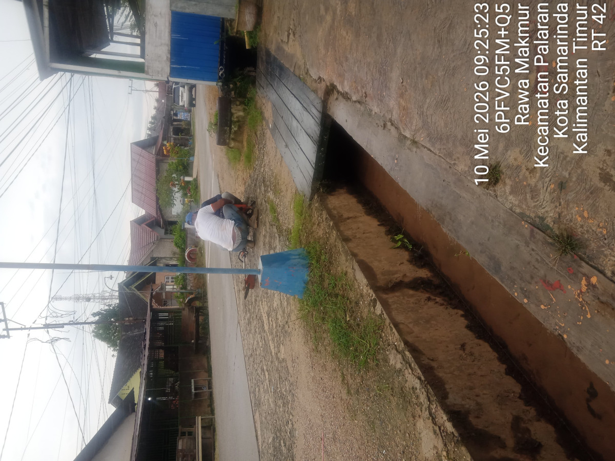 Pemotong rumput dan pembersihan parit di sekitar jalan Parikesit