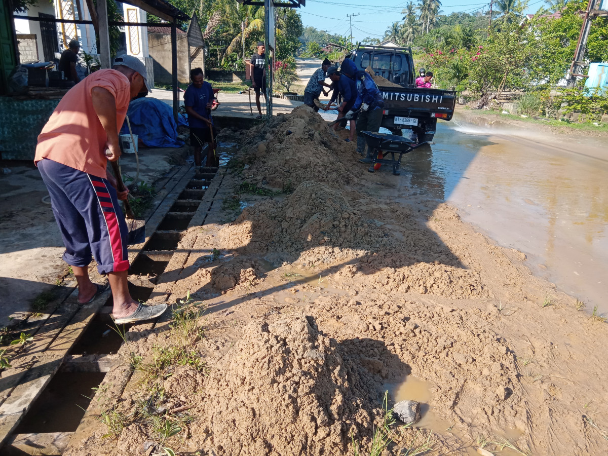 Pembersih pasir di parit dan penyemprotan jln yg penuh pasir