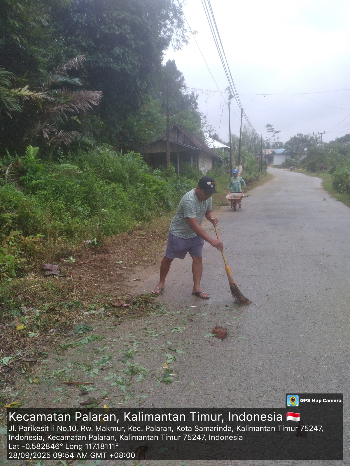 Gotong royong lingkungan RT.43