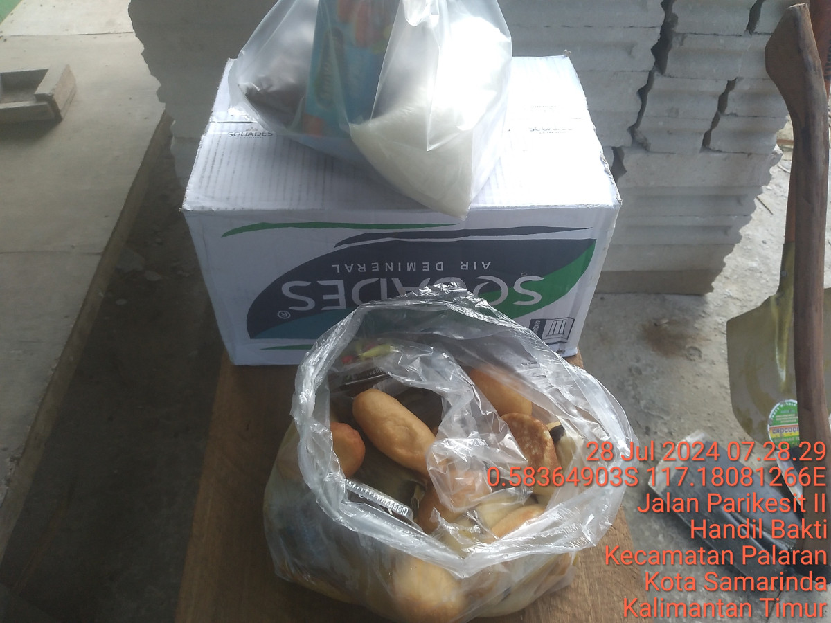 Gotong royong di lingkungan RT.43