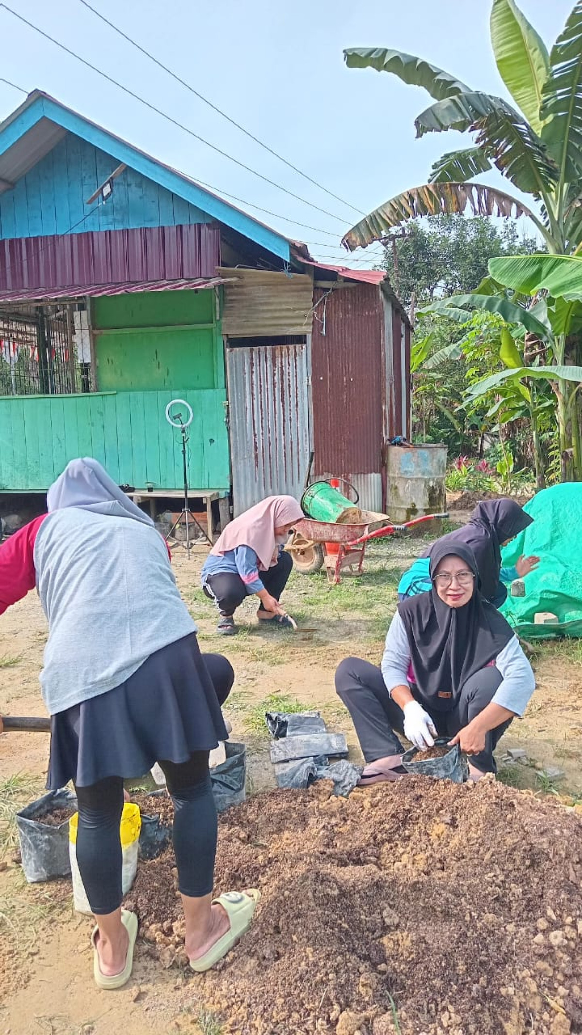 Gotong Royong di Lingkungan