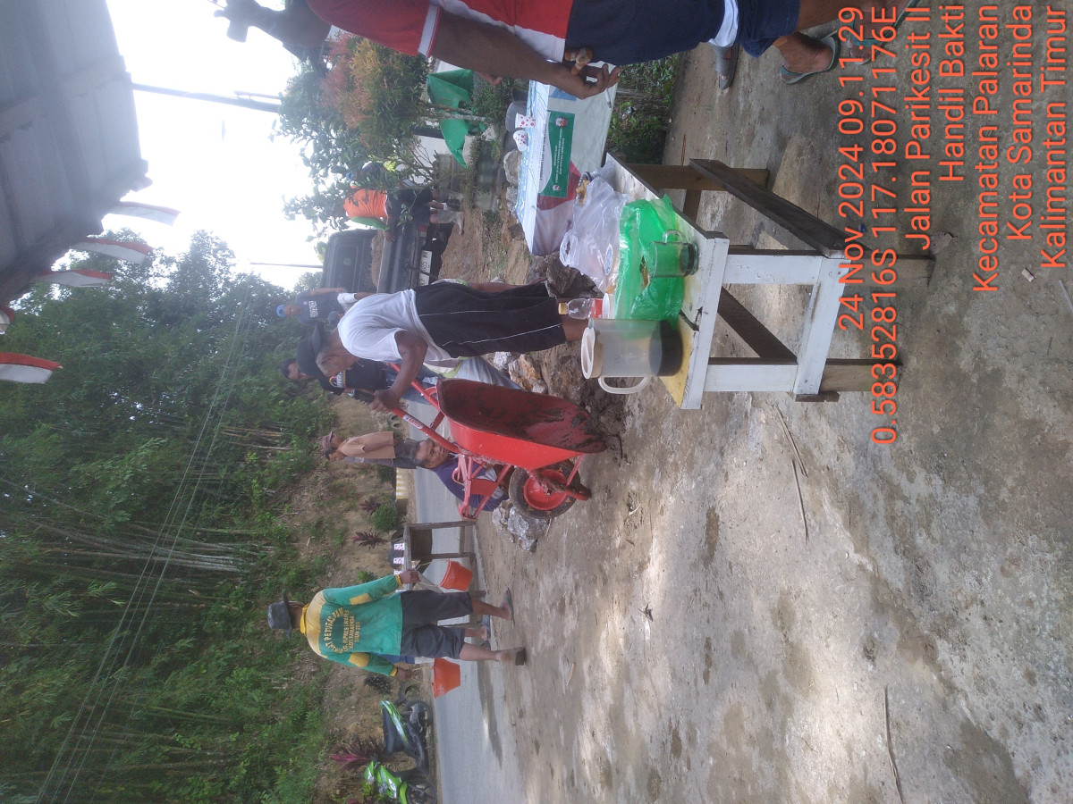 Gotong royong di lingkungan RT.43